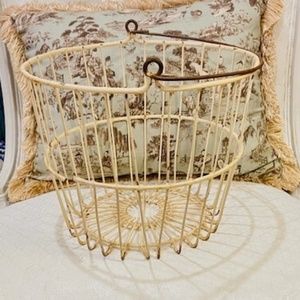 D10-1960's Vintage Cream Coated Metal Farmhouse Decor Gathering Basket